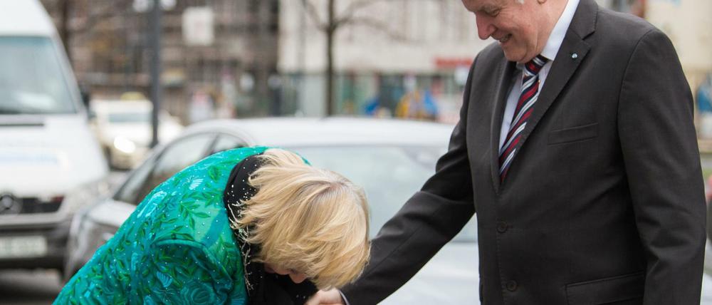 Sieht so eine mögliche Einigung aus? Claudia Roth begrüßt am Samstag Horst Seehofer vor dem Konrad-Adenauer-Haus.