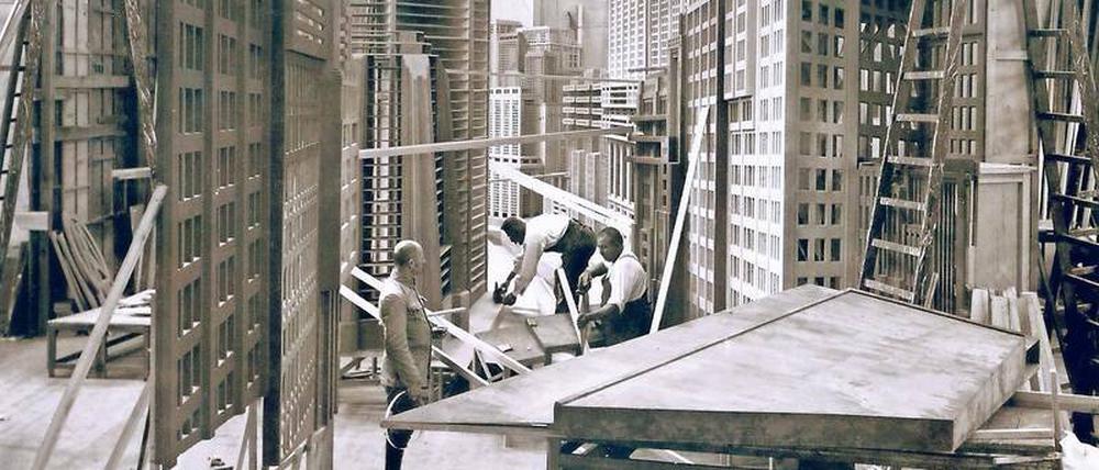 Visionen aus Holz und Papier. Kulissenbau für Fritz Langs Science-Fiction-Film „Metropolis“ in Babelsberg. 
