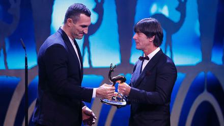 Wladimir Klitschko war sichtlich gerührt, als er den Sport-Bambi von Joachim Loew entgegennahm.