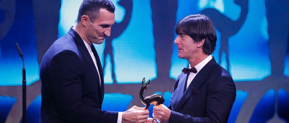 Wladimir Klitschko war sichtlich gerührt, als er den Sport-Bambi von Joachim Loew entgegennahm.