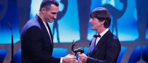 Wladimir Klitschko war sichtlich gerührt, als er den Sport-Bambi von Joachim Loew entgegennahm.