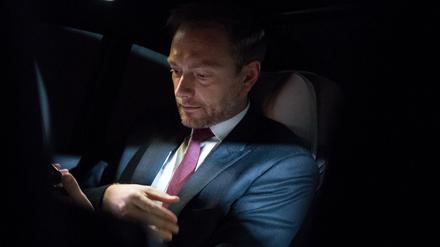 FDP-Chef Christian Lindner nach seinem Statement zum Scheitern der Jamaika-Sondierungen in seinem Auto.