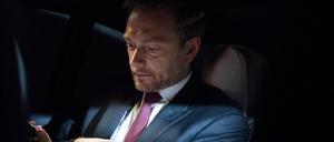FDP-Chef Christian Lindner nach seinem Statement zum Scheitern der Jamaika-Sondierungen in seinem Auto.