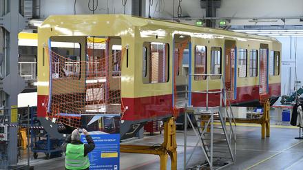 Lackierte Wagenkästen der neuen S-Bahn stehen im Stadler Werk in der Montagehalle.