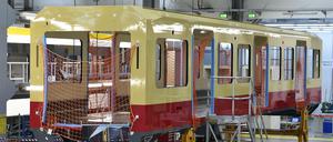 Lackierte Wagenkästen der neuen S-Bahn stehen im Stadler Werk in der Montagehalle.