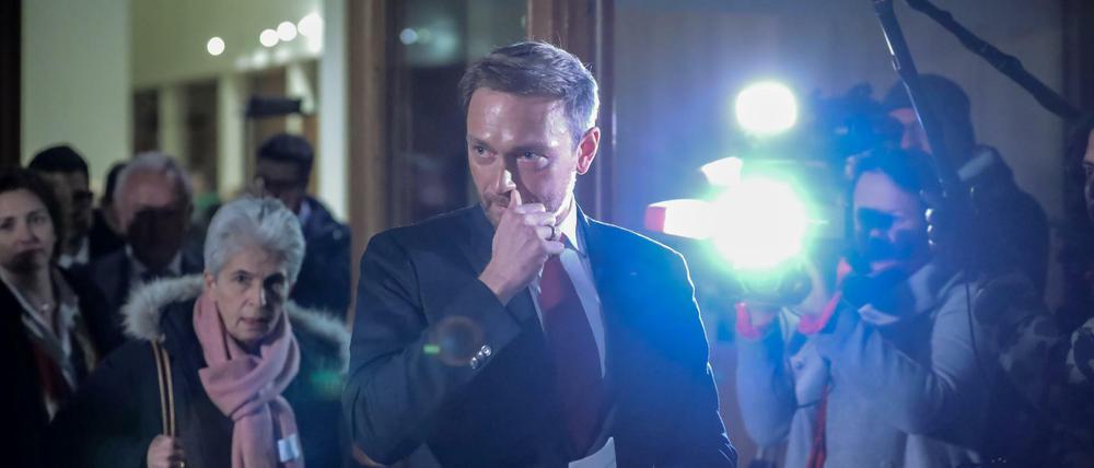 Christian Lindner, FDP Bundesvorsitzender, kommt am 19.11.2017 in Berlin aus der Landesvertretung Baden-Württemberg beim Bund. Die FDP hat die Verhandlungen über eine Jamaika die Aufnahme von Koalitionsverhandlungen zur Bildung einer Regierung abgebrochen.