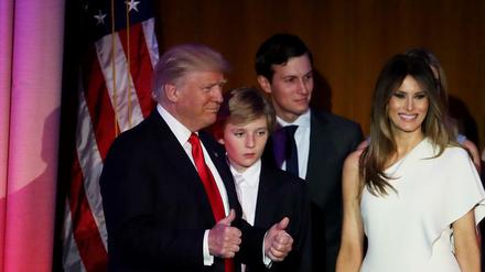 Der Schwiegersohn im Zentrum des Clans: Jared Kushner zwischen Präsident Trump und First Lady Melania Trump.