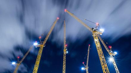 Baukräne auf der Baustelle des Axel-Springer-Neubaus in Berlin 