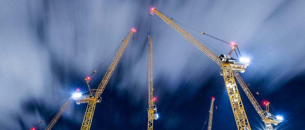 Baukräne auf der Baustelle des Axel-Springer-Neubaus in Berlin