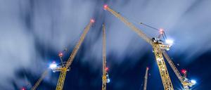 Baukräne auf der Baustelle des Axel-Springer-Neubaus in Berlin 