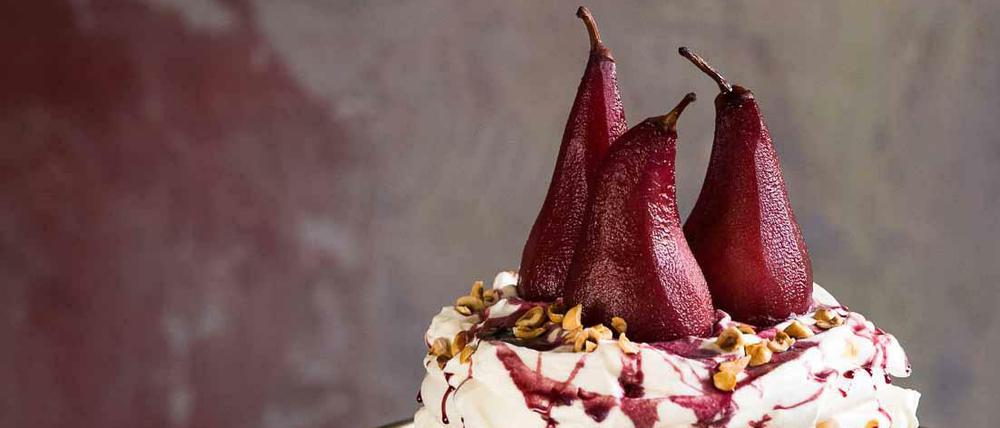 Pavlova mit Rotweinbirnen von Simone Hawlisch.