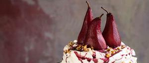 Pavlova mit Rotweinbirnen von Simone Hawlisch.