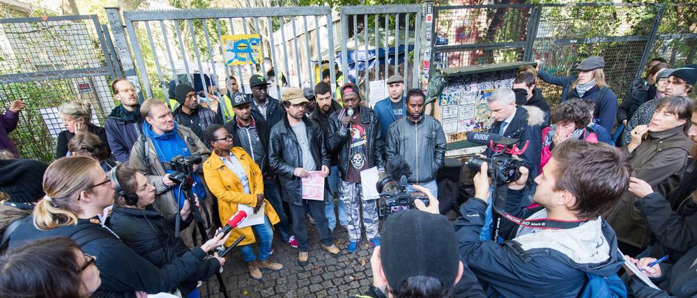 Aktivisten und Flüchtlinge sprechen am 21.10.2014 vor der Gerhart-Hauptmann-Schule in Berlin auf einer Pressekonferenz.