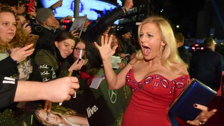 Die Moderatorin Barbara Schöneberger war auch unter den Gästen. Und erschrickt wohl gern beim Autogramme geben.