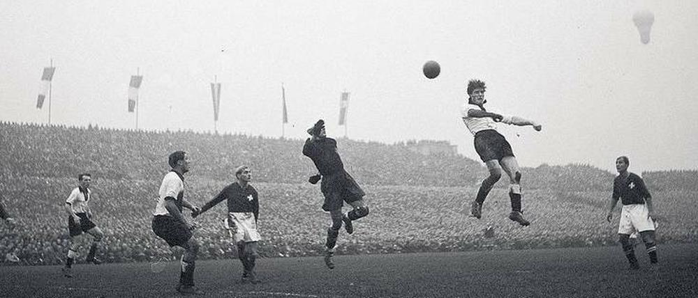 Comeback einer Fußballnation. Vor mehr als 100.000 Zuschauern setzte sich Deutschland mit 1:0 gegen die Schweiz durch. Nicht alle Nationen waren von der Wiedereingliederung der deutschen Nationalmannschaft in den Länderspielkalender begeistert.