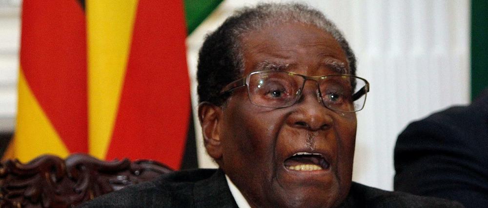 Simbabwes Präsident Robert Mugabe hält am Sonntag in Harare (Simbabwe) eine Ansprache, die im Fernsehen übertragen wird.