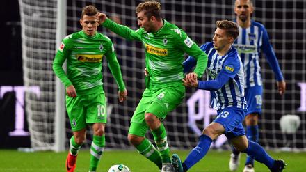 Herthas Mitchell Weiser (r.) testet die Qualität des Trikots von Mönchengladbachs Christoph Kramer.