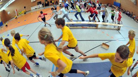 Teamarbeit lässt sich auch in Fächern wie Sport entwickeln, heißt es in der Studie.