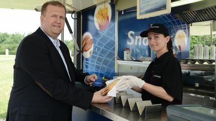 Geld für eine Bockwurst ist da. Finanzgeschäftsführer Ingo Schiller vor ein paar Jahren bei der Präsentation des E-Paymentsystems.