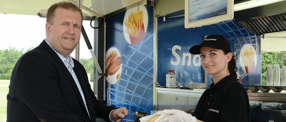 Geld für eine Bockwurst ist da. Finanzgeschäftsführer Ingo Schiller vor ein paar Jahren bei der Präsentation des E-Paymentsystems.  