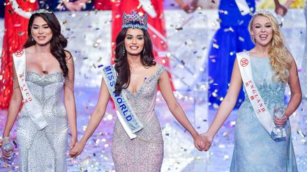 Manushi Chhillar (Mitte) mit der Zweitplazierten Andrea Meza (links) und der Drittplazierten Stephanie Hill.