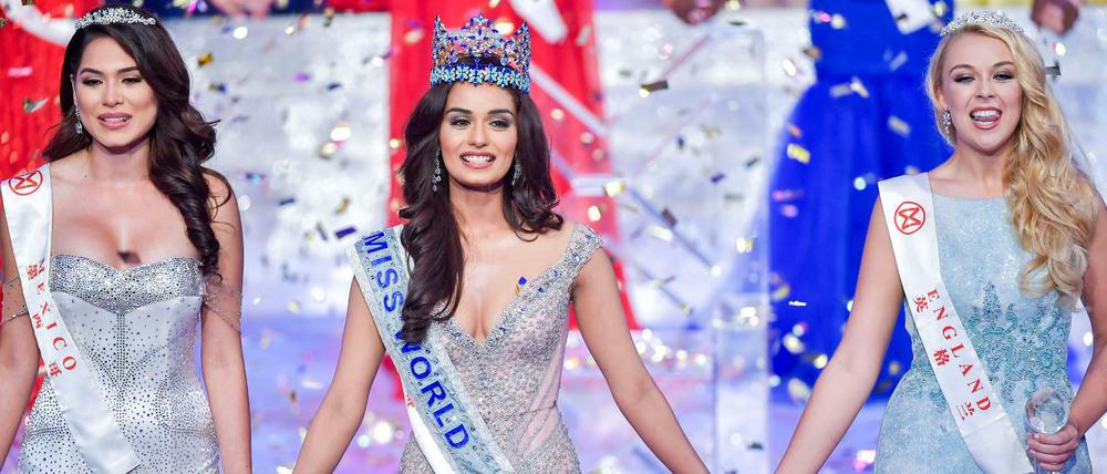 Manushi Chhillar (Mitte) mit der Zweitplazierten Andrea Meza (links) und der Drittplazierten Stephanie Hill.