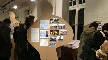 Pappkameraden: So sah es am Eröffnungsabend in der Ausstellung aus.