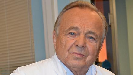 Der Schauspieler Dieter Bellmann als Professor Simoni am Set der ARD-Arztserie "In aller Freundschaft" in Leipzig.
