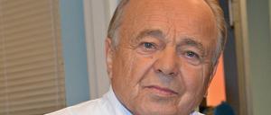 Der Schauspieler Dieter Bellmann als Professor Simoni  am Set der ARD-Arztserie "In aller Freundschaft" in Leipzig.