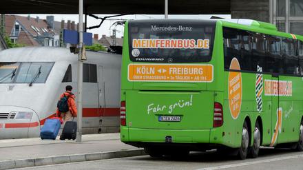 Alternativen: Die Bahn und Flixbus rüsten sich für das Weihnachtsgeschäft. 