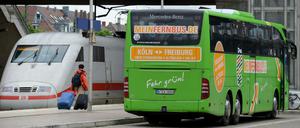 Alternativen: Die Bahn und Flixbus rüsten sich für das Weihnachtsgeschäft. 