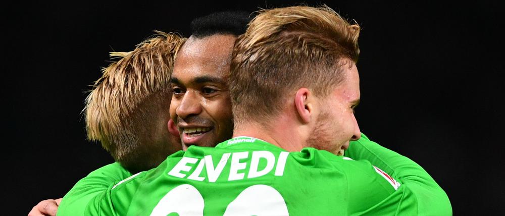 Gladbachs Kollegen herzen Raffael nach seinem Tor zum 3:0.