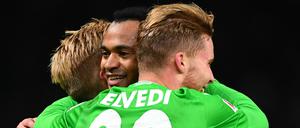 Gladbachs Kollegen herzen Raffael nach seinem Tor zum 3:0.