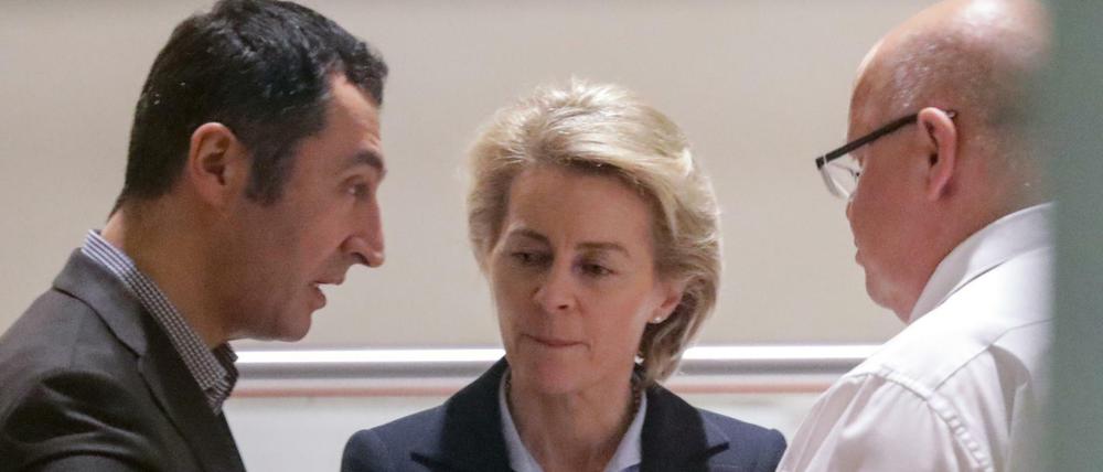 Cem Özdemir (Grüne), Ursula von der Leyen (CDU) und Kanzleramtsminister Peter Altmaier (CDU) während der Sondierungsgespräche. 