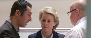 Cem Özdemir (Grüne), Ursula von der Leyen (CDU) und Kanzleramtsminister Peter Altmaier (CDU) während der Sondierungsgespräche. 
