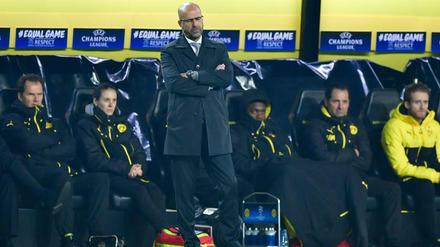 Wegschauen hilft auch nicht. Peter Bosz muss den BVB irgendwie zurück auf Kurs bekommen.