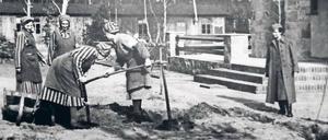 Deportiert. Eine Aufseherin beaufsichtigt im KZ Ravensbrück inhaftierte Frauen, das Bild entstand vermutlich zu Propagandazwecken der Lager-SS. 