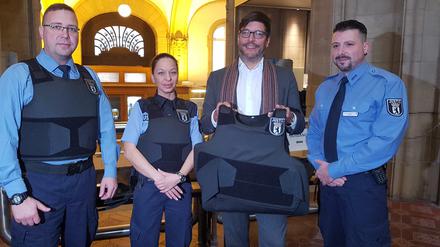 Senator Dirk Behrendt übergab am Mittwoch die ersten Schutzwesten an die Justiz.