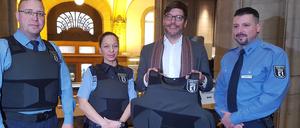 Senator Dirk Behrendt übergab am Mittwoch die ersten Schutzwesten an die Justiz.