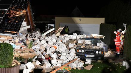 Rettungskräfte untersuchen am 20.11.2017 in Berlin die Trümmer des eingestürzten Hauses.