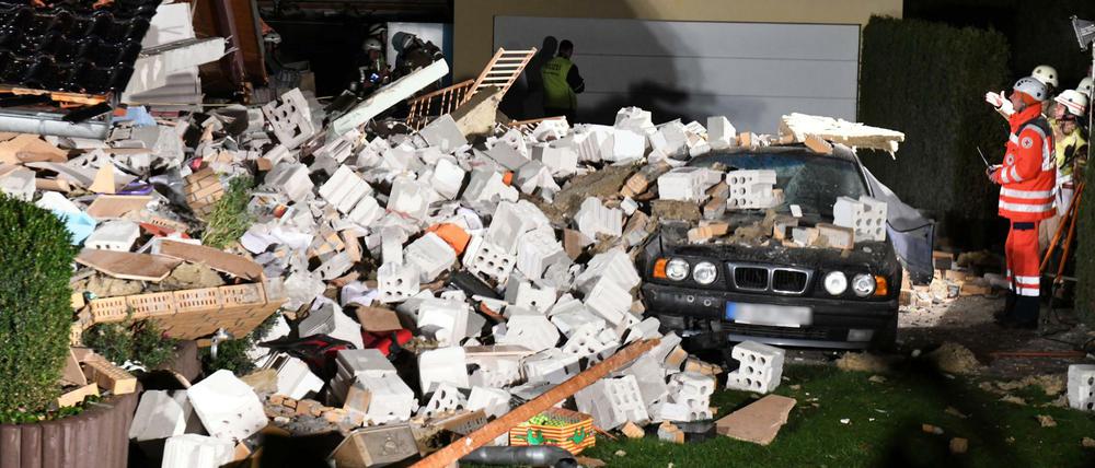 Rettungskräfte untersuchen am 20.11.2017 in Berlin die Trümmer des eingestürzten Hauses. 