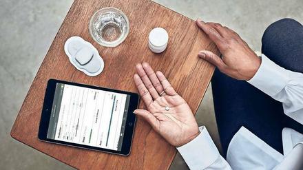 „Smarte Pillen“ können Informationen aus dem Darm senden, ob Patienten ihre Medikamente nehmen. Die Daten werden zunächst an ein Pflaster übertragen, das mit Smartphones oder Tablets in Kontakt steht und so Arzt und Patient informiert.
