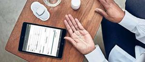 „Smarte Pillen“ können Informationen aus dem Darm senden, ob Patienten ihre Medikamente nehmen. Die Daten werden zunächst an ein Pflaster übertragen, das mit Smartphones oder Tablets in Kontakt steht und so Arzt und Patient informiert.