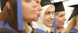 Junge Frauen bei einer Absolventenfeier an der Uni Bonn.