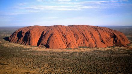 Der Ayers Rock in Australien. Nur wenige Backpacker schaffen es, den Uluru zu sehen. Zu weit weg, zu teuer die Reise.