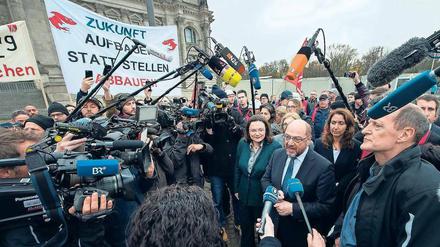 Protest vor dem Bundestag. SPD-Chef Schulz und SPD-Fraktionsvorsitzende Nahles empfingen Siemens-Mitarbeiter.