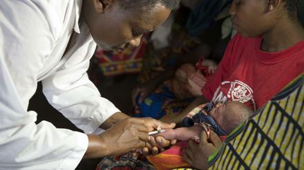 In einer Gesundheitsstation in Rukogo, einem Dorf in der Naehe der Stadt Kayanza im Norden von Burundi, wird ein Baby am gegen Tuberkulose geimpft. 