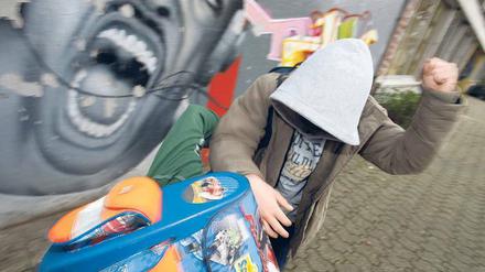 Prügel auf dem Schulhof. Auch an Berlins Schulen gab es im Jahr 2016 etwas mehr Rohheitsdelikte.