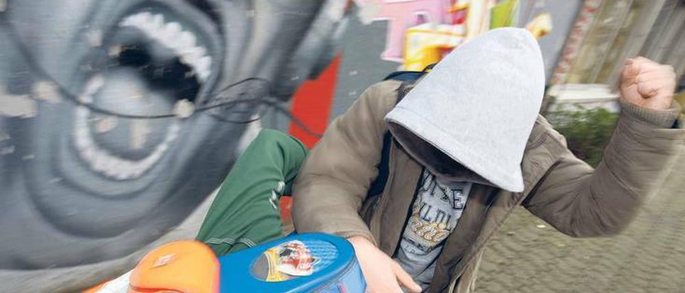Prügel auf dem Schulhof. Auch an Berlins Schulen gab es im Jahr 2016 etwas mehr Rohheitsdelikte.