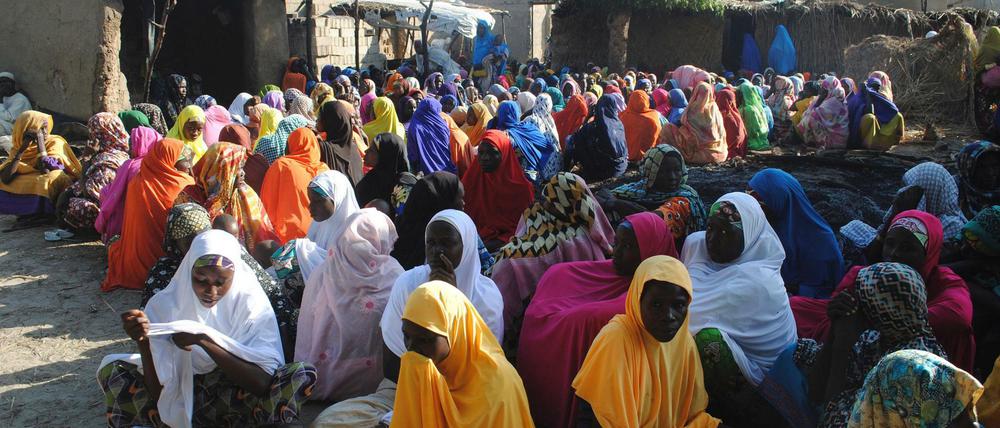 Zahlreiche Frauen trauern am in Maiduguri (Nigeria) über den Tod eines Familienmitglieds.